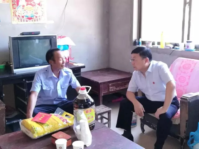华阴市人民检察院七一节前走访慰问困难老党