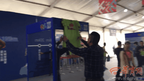 选手试衣服.gif