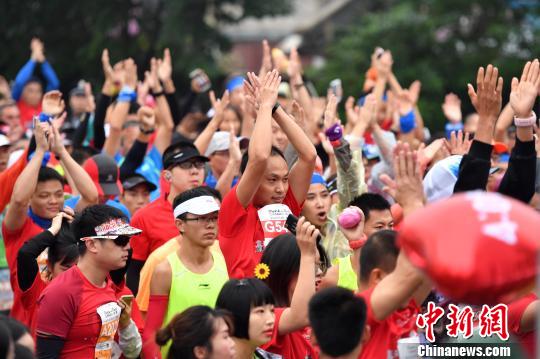 近万跑者四川都江堰参加亚洲首个摇滚马拉松