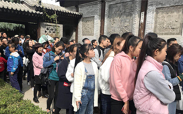 古观音禅寺开放预约 游客排队参观千年银杏树