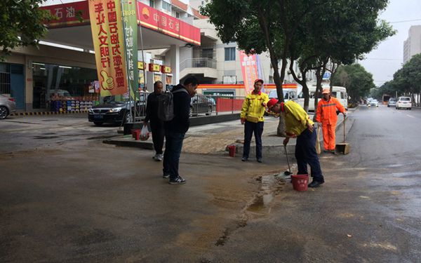 西安一客车加油时柴油泄漏 地面太滑多人摔倒