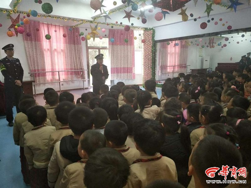 韩城市公安局新城派出所开展进幼儿园送安全活