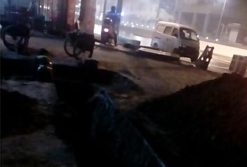 星火路深夜施工无围挡 西安一骑车小伙跌下坑