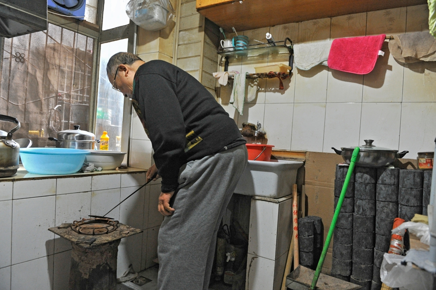 不能烧煤了天然气通不了 老旧小区如何过冬?|天