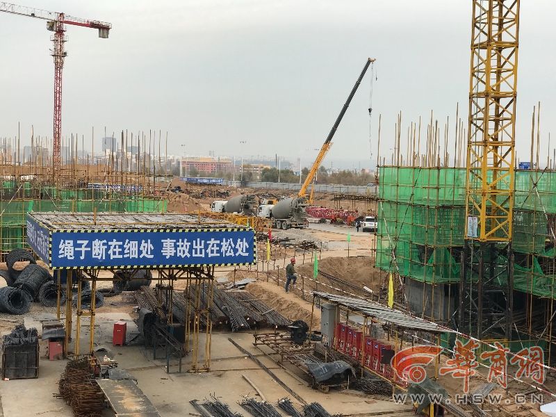 事发当天,华商报记者就曾通过事故现场工人、120急救等方面了解到,该起事故造成1死3伤,但未得到官方确认。 读者刘女士看了报道说,在建工地塔吊倒塌是极其罕见的安全事故,足见开发商榆林市华隆置业有限责任公司对于施工安全的漠视,如果事发前开发商及承建公司能够提高警惕,把工地安全防范措施做到位,横山区相关职能部门能够尽职尽责,安全检查工作做到位,就可避免悲剧的发生。 针对该起事故的具体伤亡人数和事故原因,自11月1日起,华商报记者多次致电横山区安监局局长折克胜,对方始终不接电话。 11月6日上午