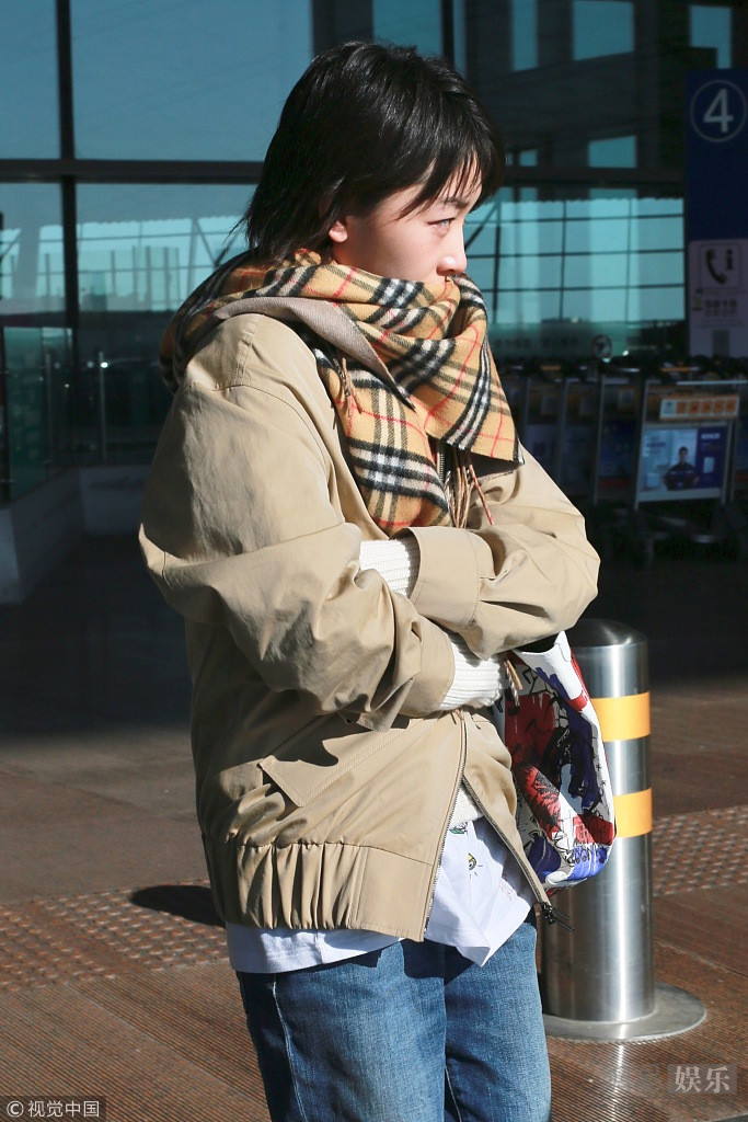 周冬雨街头等车紧抱双臂瑟瑟发抖|周冬雨|等车-大陆_