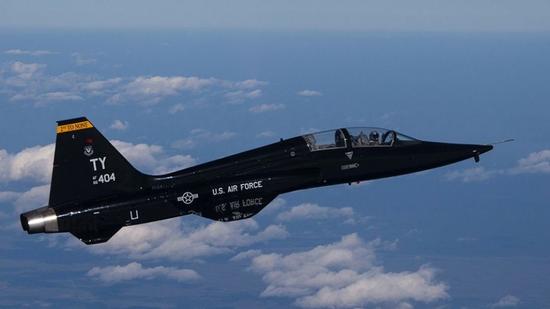 美国空军一架军机在得克萨斯州坠毁 飞行员1死1伤