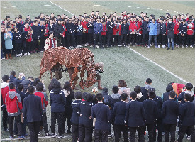 舞台剧《战马》走进西安铁一中 与同学们互动