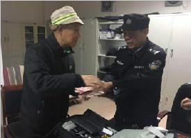 乘客光顾赶车将包丢失 西安民警发现交还失主