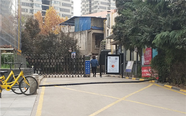 西安部分小区"有门无禁" 不刷卡尾随也能进出