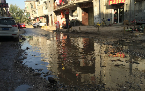 西安邓六路天晴下雨都得躲污水 呼吁多年无人理