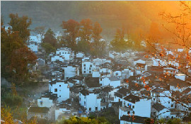 江西婺源古村晨雾胜景如画