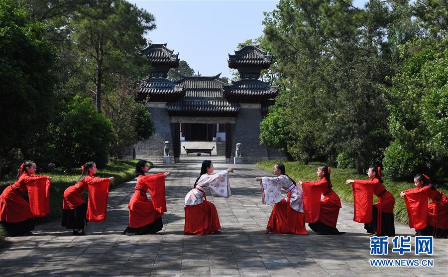 一群小学生在陕西省汉中市城固县张骞纪念馆内进行汉服表演（5月9日摄）。