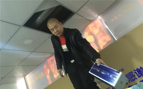 沁水路一烟酒店老板为躲避检查将假酒藏吊顶上