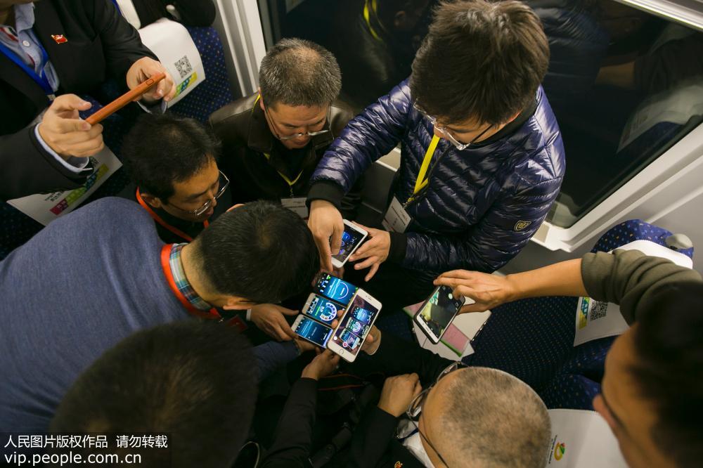 11月22日，55251次动车组试验列车上，工作人员在测试4G信号。