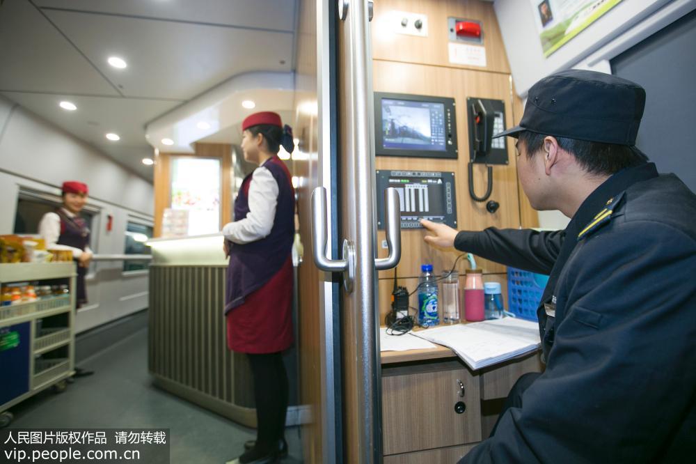 11月22日，55251次动车组试验列车上，随车机械师在监控动车组各项设备状态。