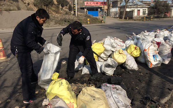 货车失控煤块撒落 铜川村民拿上百编织袋帮捡