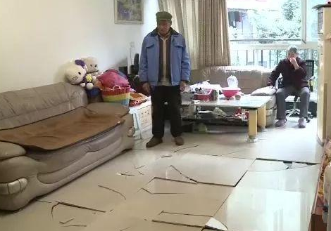 男子在家看电视 地砖爆裂成“蜘蛛网”