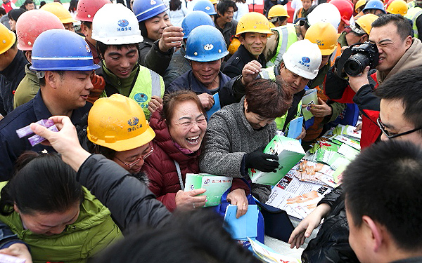 防艾宣传走进工地 农民工"羞答答"领取安全套