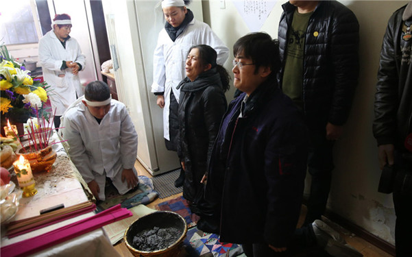 救援人员秦岭救人遇难 被救人家属跪灵前道歉