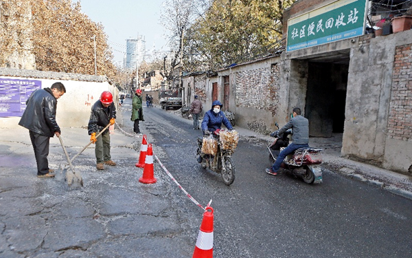 又见路面洒水结冰滑倒路人 工人称按要求洒水