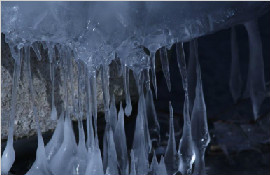 戈壁小城昼夜温差大湖水变冰