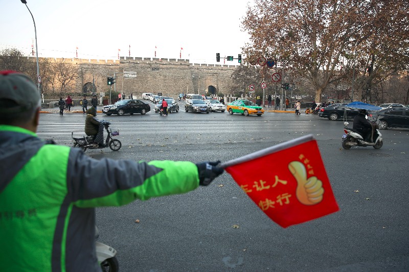 小东门外东西直行放开 南北左转还需调头绕行