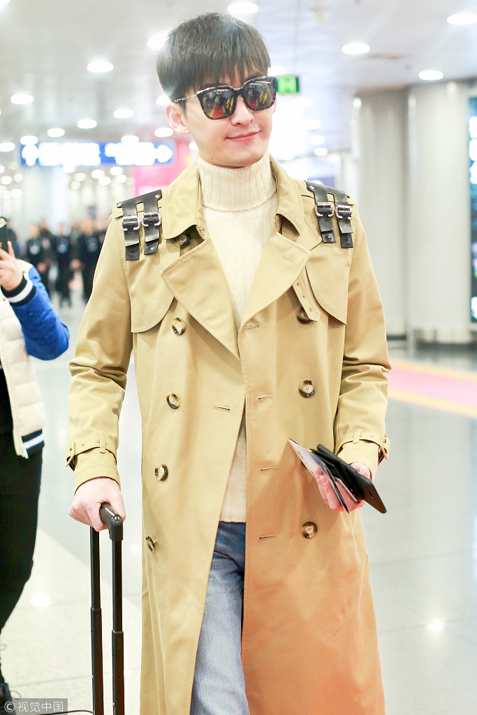 张翰穿长款风衣现身机场 霸道总裁范十足