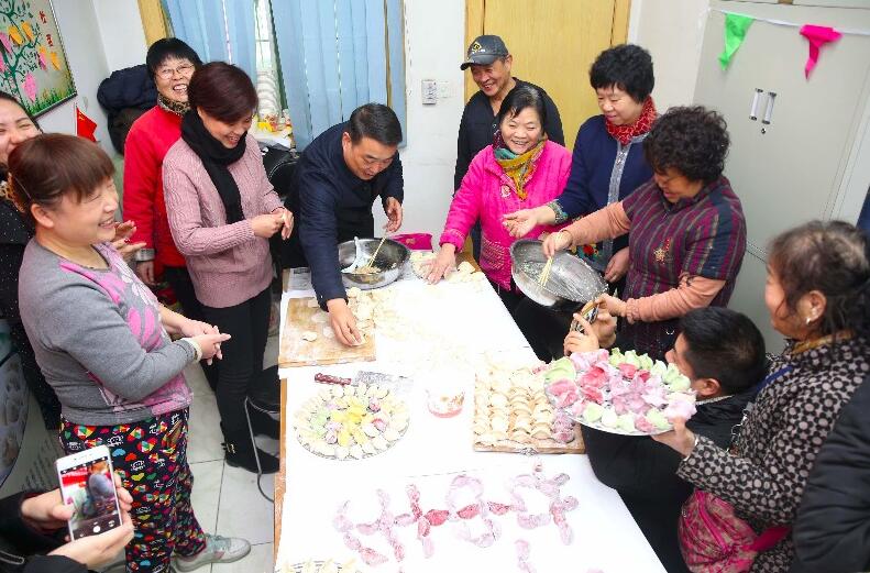 冬至到了!西安中山门街道一社区给孤寡老人送饺子