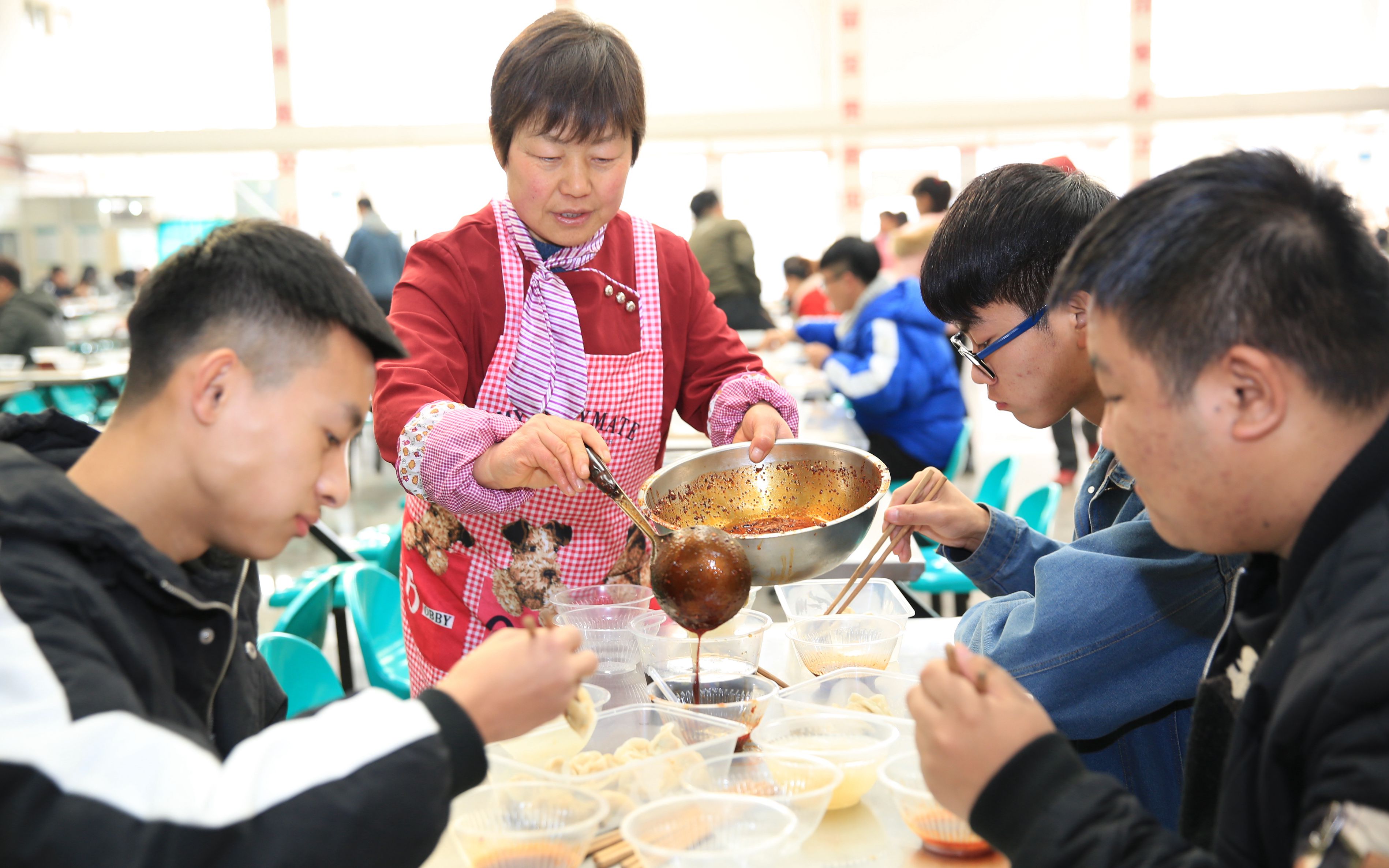 杨凌一学校1.8万名学生冬至日免费吃饺子