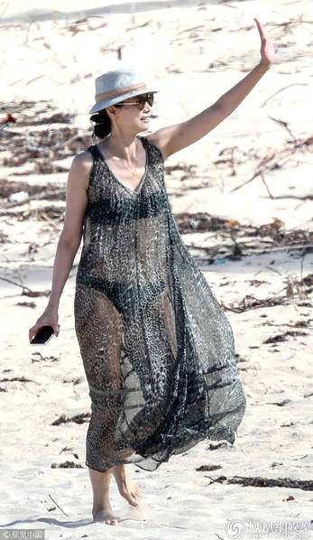 49岁邓文迪沙滩奔跑 穿透视纱裙露比基尼秀身材