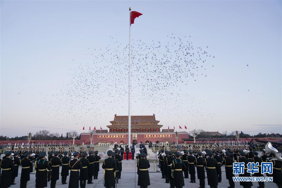 （社会）（6）人民解放军首次执行天安门广场升国旗任务