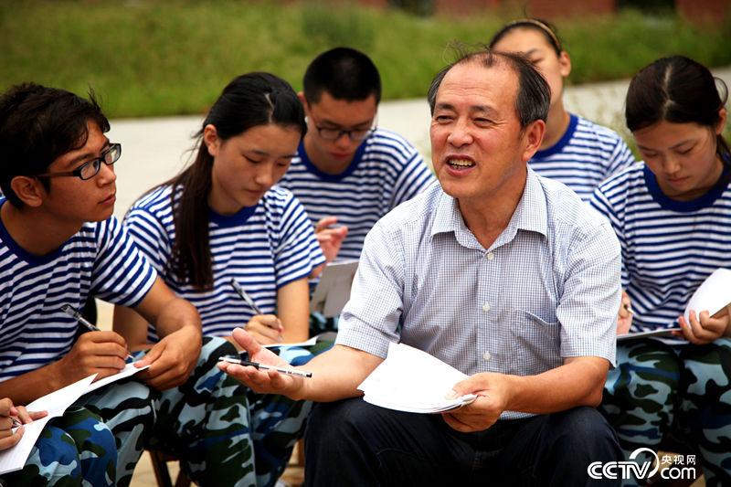 从 曲厅长 到 曲老师 他的思想理论课堂座无虚席