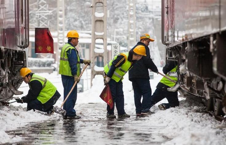 西安火车站除冰扫雪 确保安全运行