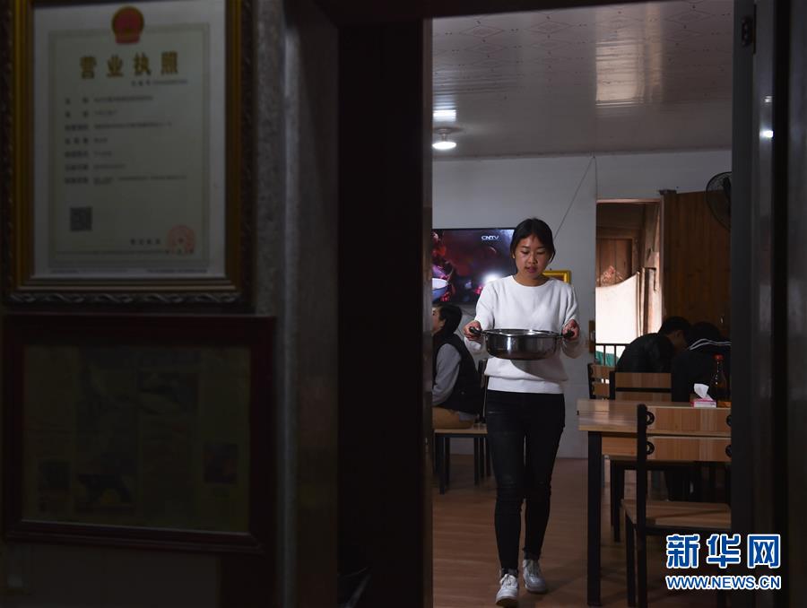 （图片故事）（3）“95后”女大学生返乡卖面条 继承手艺“骑木杖”擀面