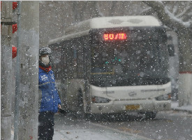 雪！雪！雪！西安新年首场大雪降温路滑 注意脸保暖 