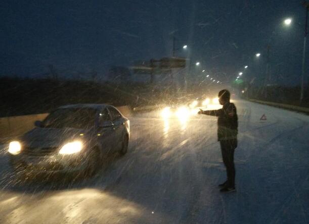 大雪引发车祸阎良一驾驶员被卡 派出所民警钢管撬车门救人