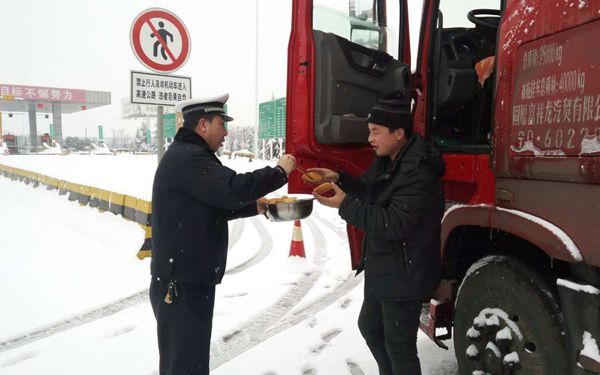 新年首场雪宝鸡境内多条公路禁行 交警沿路发食物