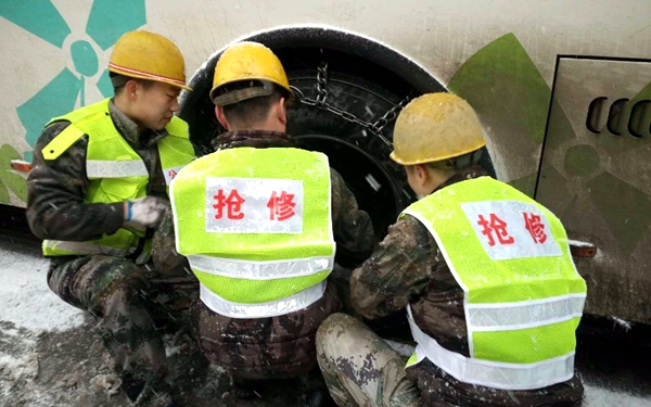 西安为近1000辆郊区公交车加装防滑链 保障出行安全