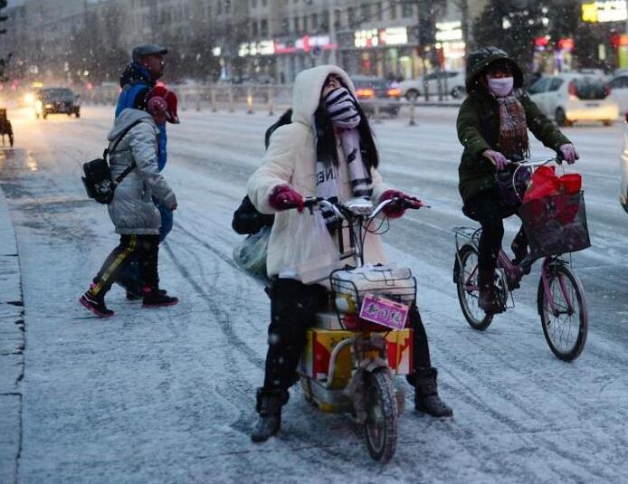 呼和浩特迎2018年首场降雪 市民出行受阻