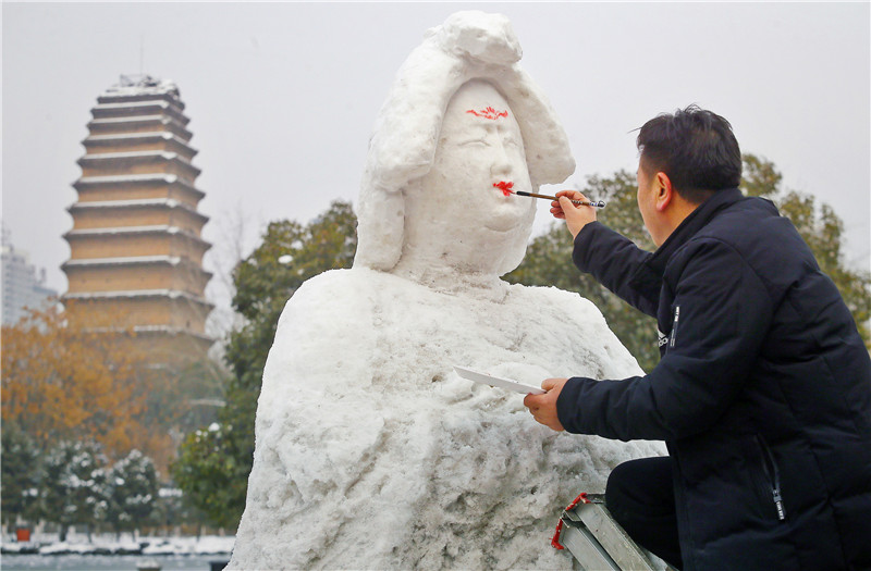 小雁塔旁堆起两米多高“唐仕女”雪人 单眼皮双下巴超级美