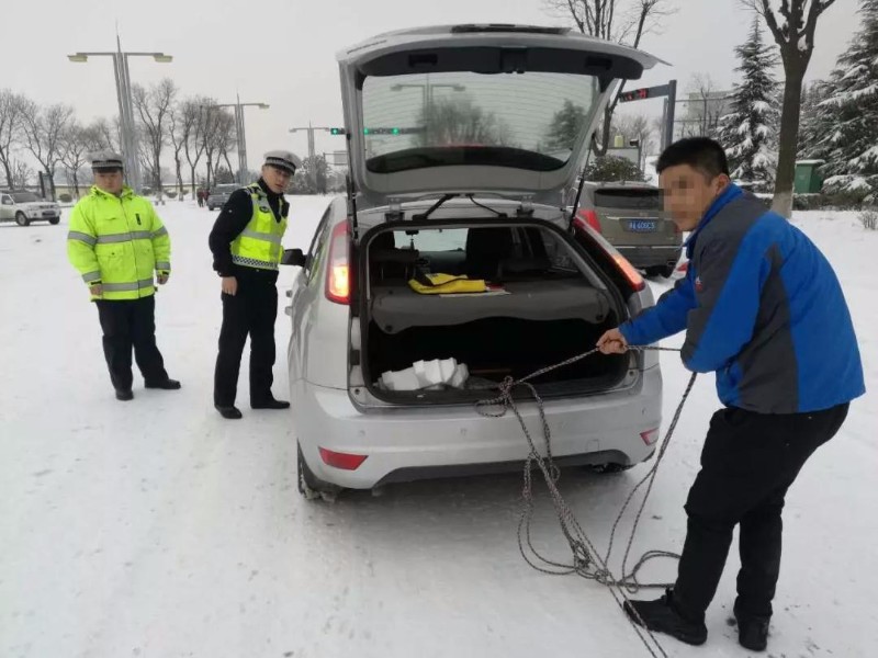 骊山大道有人雪地里开车玩漂移被交警警告驱离