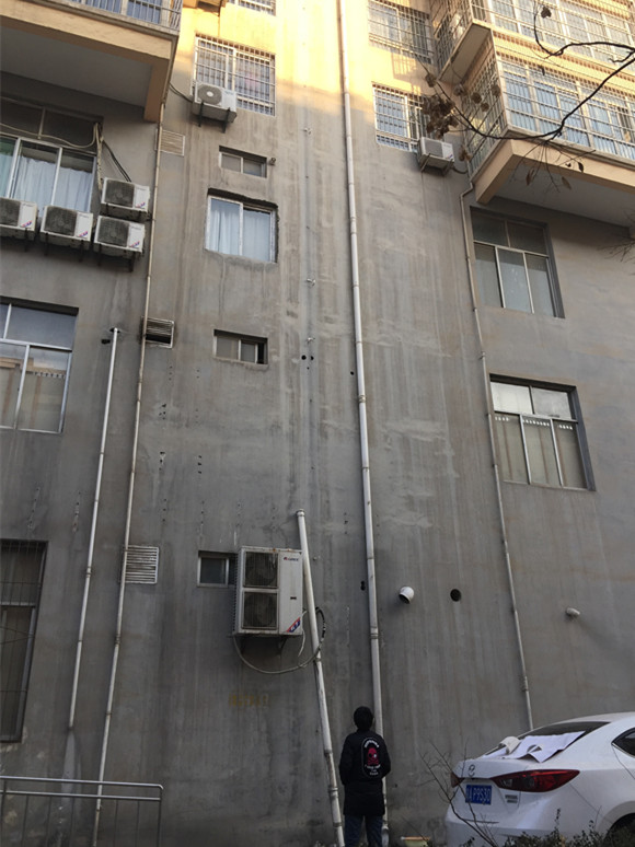 谁的责任?咸阳一小区高层落水管脱落砸中两辆