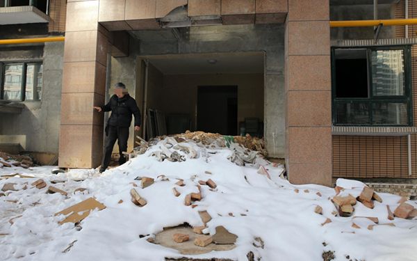 汇林华城业主自救烂尾楼 遭施工方建筑垃圾堵门