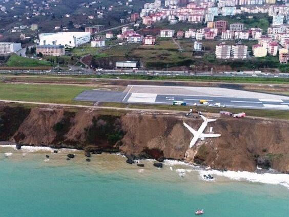 客机降落冲出跑道倒挂山崖