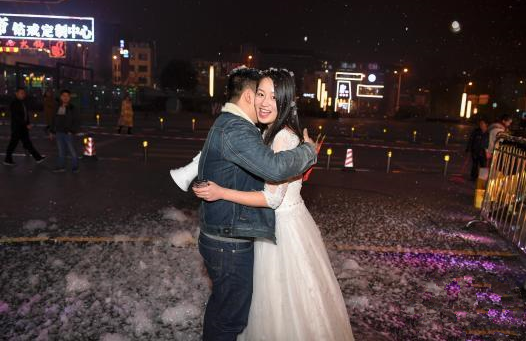 女子穿婚纱造雪向男友求婚成功