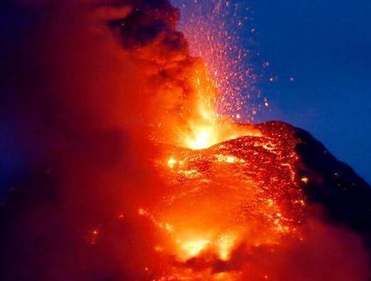 菲律宾马荣火山岩浆喷发