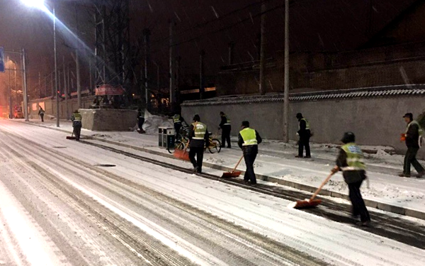 西安市政部门全员上路 彻夜进行9次集中融雪除冰