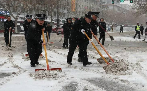 以雪为令 西安全警投身扫冰除雪第一线