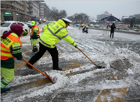 西安今明两天仍有雨雪天气 昨日全市超30万人上街除雪 